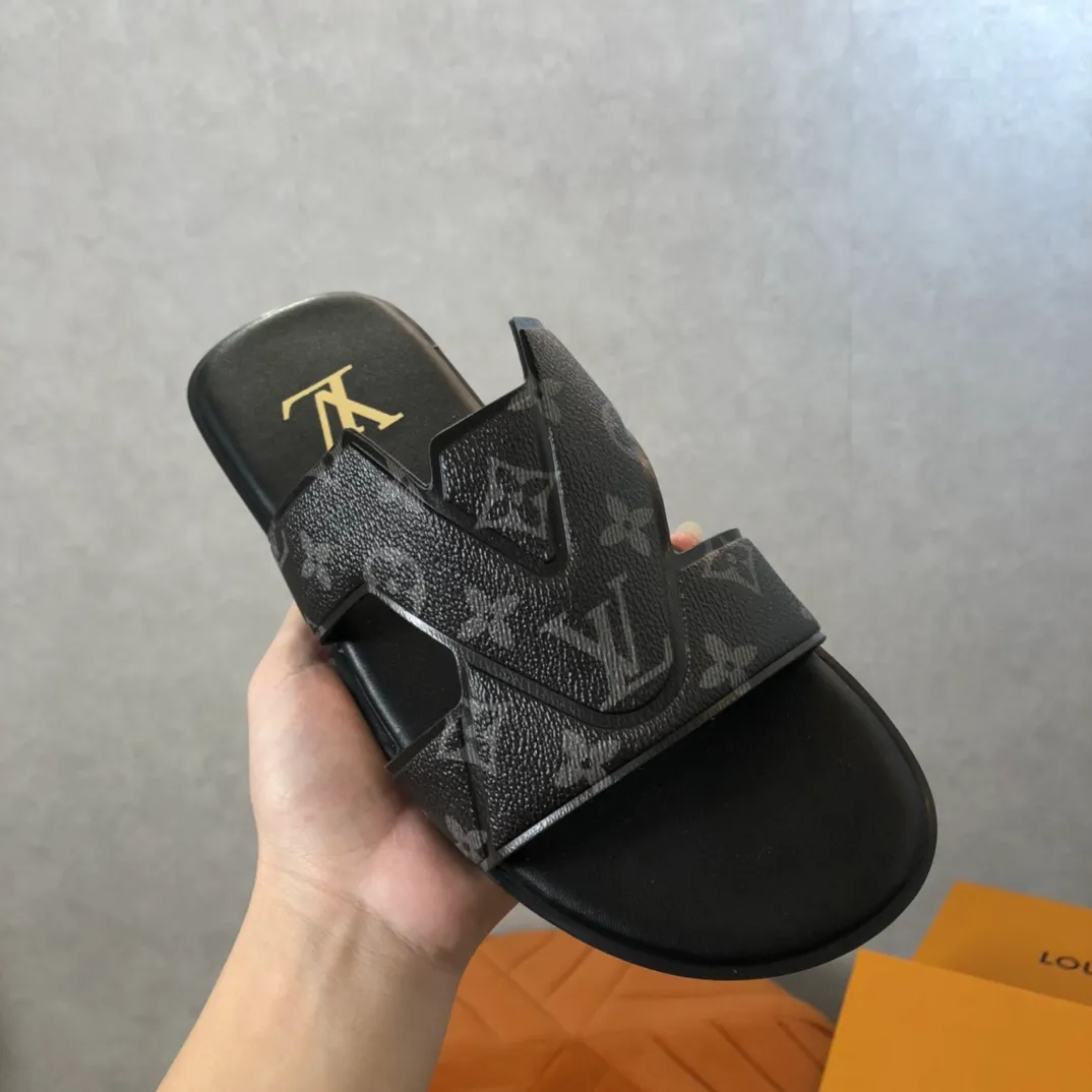 Factory price: 270💰LV counters are selling new brand luxury men's slippers, casual, loose and comfortable. The must-have model in the picture above [Happy][Happy], multiple colors available Size: 38-44, customized 45
